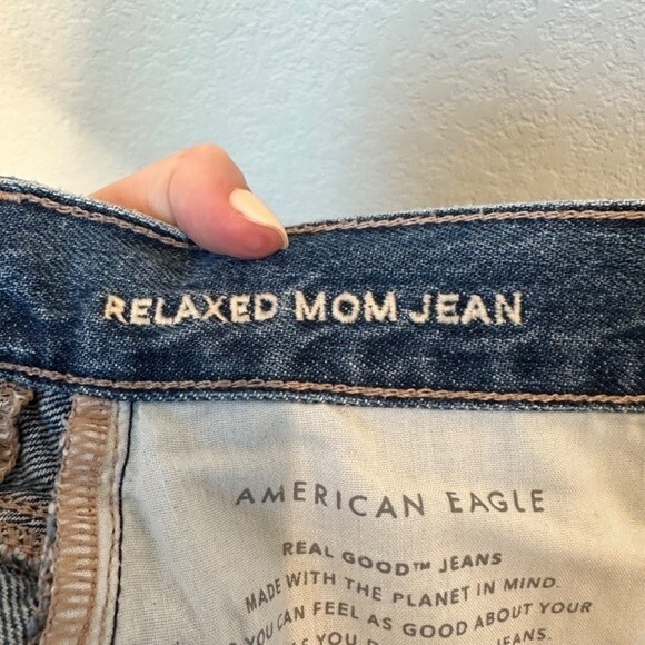 American Eagle Relaxed Mom Jean Distressed High Rise - Size 6 Long - EUC - Picture 7 of 8